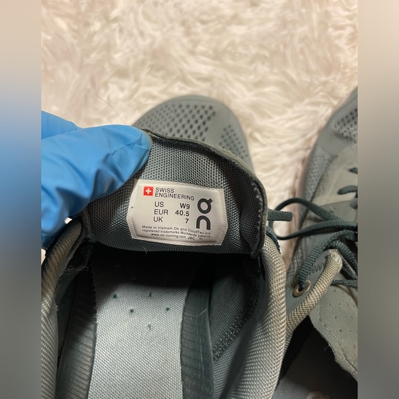 ON CLOUD HELION SWISS ENGINEERED RUNNING SHOES - Picture 3 of 16